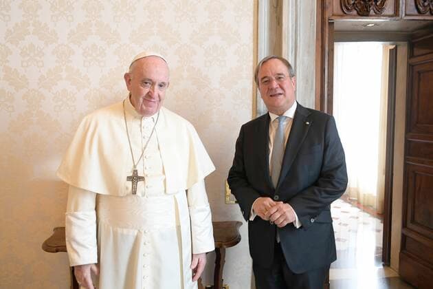 Bilder des Jahres 2020, News 10 Oktober News Themen der Woche KW40 News Bilder des Tages NO FRANCE - NO SWITZERLAND: Oct 1, 2020 : Pope Francis meets the Honorable Armin Laschet, Minister-President of the Land of North Rhine-Westphalia , Federal Republic of Germany at the Vatican  Copyright: x VATICANxMEDIAx CPPx xIPAx x CatholicxPressxPhotox