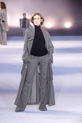 (201001) -- PARIS, Oct. 1, 2020 -- A model presents a creation by BALMAIN during the Paris Fashion Week s Women Spring Summer 2021 ready-to-wear fashion show in Paris, France, on Sept. 30, 2020. (Photo by Xinhua) FRANCE-PARIS-FASHION WEEK-BALMAIN PieroxBiasion 