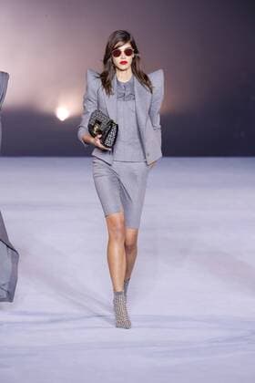 (201001) -- PARIS, Oct. 1, 2020 -- A model presents a creation by BALMAIN during the Paris Fashion Week s Women Spring Summer 2021 ready-to-wear fashion show in Paris, France, on Sept. 30, 2020. (Photo by Xinhua) FRANCE-PARIS-FASHION WEEK-BALMAIN PieroxBiasion 