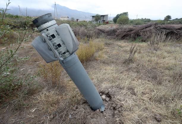 Berg Karabach, KÃ¤mpfe in der von Armenien und Aserbaidschan umstrittenen Region NAGORNO-KARABAKH - OCTOBER 1, 2020: A man stands near a missile in the town of Ivanyan after a shelling attack by Azerbaijan. The situation in Nagorno-Karabakh escalated on 27 September 2020, with Yerevan reporting on an attack from the Azerbaijani Air Force and shelling of settlements in Nagorno-Karabakh, including Stepanakert, its administrative centre. Martial law and general mobilisation were declared in Azerbaijan and Armenia. Both sides report deaths and injuries, including among civilians. Vakhram Bagdasaryan Photolure TASS  TS0E9193