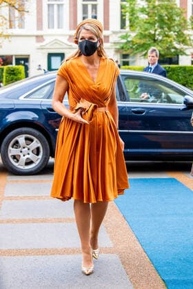 01-10-2020 Hague Queen Máxima arriving for the anniversary conference 70 years SER: Connection in society in The Hague. The SER is an advisory body in which entrepreneurs, employees and independent experts work together. The SER advises the government and parliament on socio-economic policy and facilitates agreements and covenants.  Copyright: xPPEx