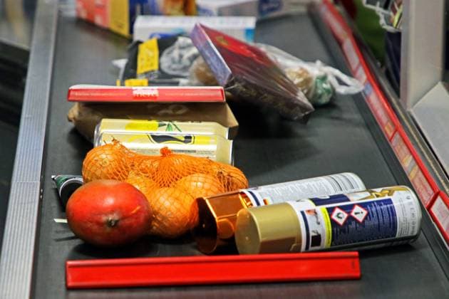 Waren kurz vor der Bezahlung Lebensmittel und Haushaltswaren liegen auf einem Laufband zur Kasse im Supermarkt *** Goods shortly before payment Food and household goods lie on a treadmill to the checkout in the supermarket