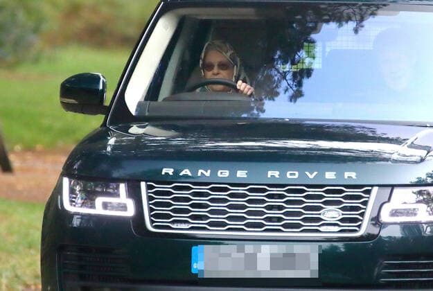 Bilder des Jahres 2020, Entertainment 10 Oktober Entertainment Themen der Woche KW40 Entertainment Bilder des Tages Queen Elizabeth II, is seen driving herself in a Range Rover on the public roads around Sandringham, Norfolk, today. She cut short her holiday at Balmoral Castle to spend some time at Wood Farm on the Sandringham Estate, before going back to Windsor Castle soon. **DO NOT CREDIT** **NO ONLINE USE BEFORE 4.00pm on OCTOBER 1, 2020** **MINIMUM ONLINE USE Â£40 PER PIC** 