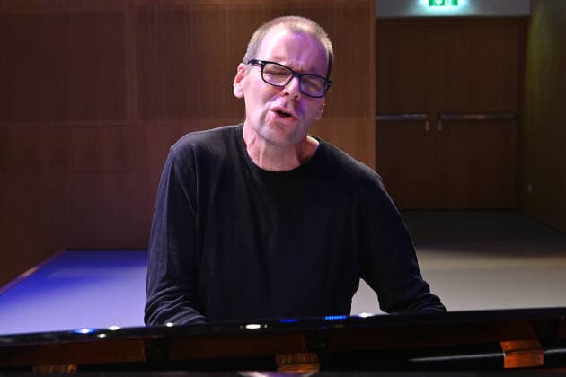 Concert of David Wagner Alles Wagner , in the context of the event Blätterauschen , the Salzkammergut Festwochen Gmunden, in the Landesmusikschule Gmunden, on 01 10 20 The picture shows the musician and parodist David Wagner during his performance 2020 Concert of David Wagner Alles Wagner , in the context of the event Blätterausc