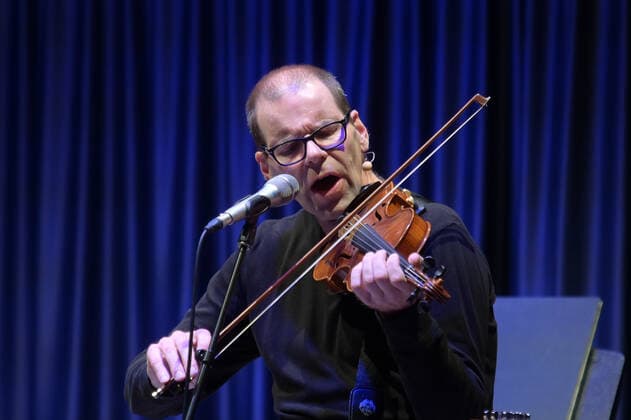 Concert of David Wagner Alles Wagner , in the context of the event Blätterauschen , the Salzkammergut Festwochen Gmunden, in the Landesmusikschule Gmunden, on 01 10 20 The picture shows the musician and parodist David Wagner during his performance 2020 Concert of David Wagner Alles Wagner , in the context of the event Blätterausc