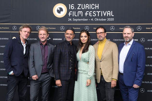 Bilder des Jahres 2020, Entertainment 10 Oktober Entertainment Themen der Woche KW40 Entertainment Bilder des Tages Christoph Müller, Sönke Wortmann, Christoph Maria Herbst, Nilam Farooq, Stefan Gärtner und Tom Spieß bei der Premiere des Kinofilms Contra auf dem 16. Zurich Film Festival 2020 im Kino Corso. Zürich, 01.10.2020 *** Christoph Müller, Sönke Wortmann, Christoph Maria Herbst, Nilam Farooq, Stefan Gärtner and Tom Spieß at the premiere of the feature film Contra at the 16 Zurich Film Festival 2020 in the cinema Corso Zurich, 01 10 2020 Foto:xA.xBuggex xFuturexImage