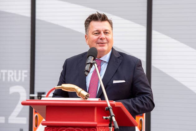 Berliners Innensenator Andreas Geisel bei der Übergabe des ersten E-Löschfahrzeugs (eLHF) an die Berliner Feuerwehr.Dieses e-LHF geht als erstes Fahrzeug seiner Art in Europa in den Testbetrieb bei der Berliner Feuerwehr. Übergabe des ersten E-Löschfahrzeugs an die Berliner Feuerwehr *** Berlins Senator of the Interior Andreas Geisel at the handover of the first E fire engine eLHF to the Berlin fire brigade This e LHF is the first vehicle of its kind in Europe to enter test operation at the Berlin fire brigade Handover of the first E fire engine to the Berlin fire brigade