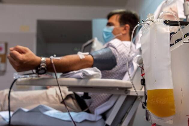 Enrique, a patient who has recovered from Covid-19, donates blood at Son Llatzer hospital in Palma de Mallorca, Balearics, Spain, 02 November 2020. A clinical research is being developed in this hospital to check if the antibodies in that plasma are able to contain the progression of the infection in patients currently battling against coronavirus. Nineteen patients with covid-19 have already been transfused in the Balearic Islands with donated plasma. Covid-19 patients receive plasma collected from patients who have recovered !ACHTUNG: NUR REDAKTIONELLE NUTZUNG!  Copyright: xCATIxCLADERAx GRAF4034 20201002-637372431488244265