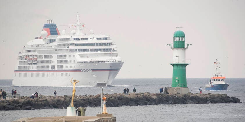 Bilder des Jahres 2020, News 10 Oktober News Themen der Woche KW40 News Bilder des Tages Am Freitag, den 2. Oktober läuft gegen 12 Uhr das Kreuzfahrtschiff EUROPA als erstes Passagierschiff des Jahres den Warnemünder Hafen an. Das knapp 200 Meter lange Schiff der Reederei Hapag-Lloyd Cruises kommt aus Danzig und hat gut 200 Gäste an Bord, die sich, unter Berücksichtigung der entsprechenden Präventions- und Hygienemaßnahmen, auf ausgewählte organisierte Landausflüge und individuelle Landgänge in Rostock und der näheren Region begeben. Gegen 20 Uhr nimmt EUROPA Kurs auf Hamburg. Die Kreuzfahrtsaison 2020 sollte im Warnemünder Passagierhafen eigentlich am 24. März beginnen. Insgesamt waren 207 Anläufe von 44 Kreuzfahrtschiffen für dieses Jahr angemeldet. 188 Mal sollten die Schiffe in Warnemünde und 19 Copyright: FrankxHormannx xnordlicht