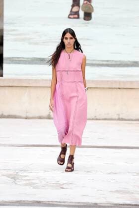 (201002) -- PARIS, Oct. 2, 2020 -- A model presents creations by CHLOE during the Paris Fashion Week s Women Spring Summer 2021 ready-to-wear fashion show in Paris, France, on Oct. 1, 2020. (Photo by Xinhua) FRANCE-PARIS-FASHION WEEK-CHLOE PieroxBiasion 