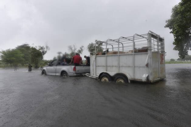 Inhabitants are evacuated due to the constant rains of the cold front number 4, in the town of Nacajuca, Tabasco, Mexico, 02 October 2020. Extraordinary punctual rains accompanied by electric discharges are forecast this Friday in Campeche, northern Chiapas, Tabasco and Yucatan, as well as wind gusting from 70 to 80 kilometers per hour. Likewise, a significant wave height of 2 to 4 meters and conditions are expected for the formation of waterspouts off the coasts of Quintana Roo and Yucatan, the Mexican National Meteorological Service (SMN) reported in its latest bulletin. Cold front causes heavy flooding in Southeast Mexico !ACHTUNG: NUR REDAKTIONELLE NUTZUNG!  Copyright: xJamexÁvalosx MEX8312 20201002-637372731800385826