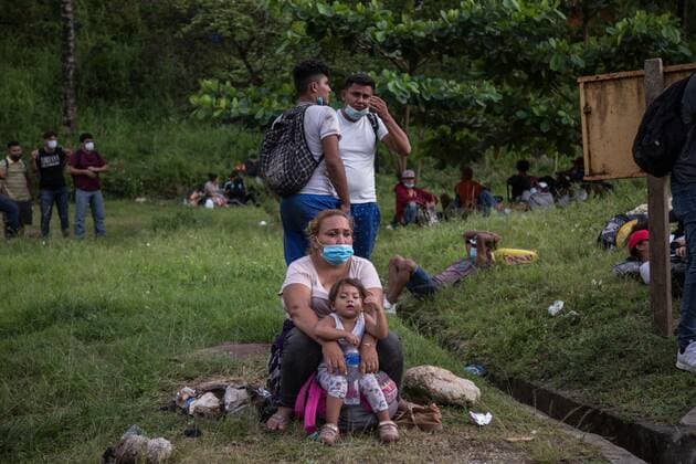 Guatemalan soldiers and police detain the caravan of Honduran migrants asking them to return to their country and enter the border regularly in Poptun, Guatemala, 02 October 2020. Honduran migrants walk through Poptún towards the El Ceibo border with Mexico before being detained by Guatemalan soldiers and police who have detained the caravan of Honduran migrants seeking to reach the United States, a couple of thousand Hondurans continue to walk through Guatemala seeking to cross into Mexico and continue to the United States. EFE Esteban Biba Honduran migrants continue their journey to cross to the border !ACHTUNG: NUR REDAKTIONELLE NUTZUNG!  Copyright: xEstebanxBibax AME8941 20201003-637372875795426793
