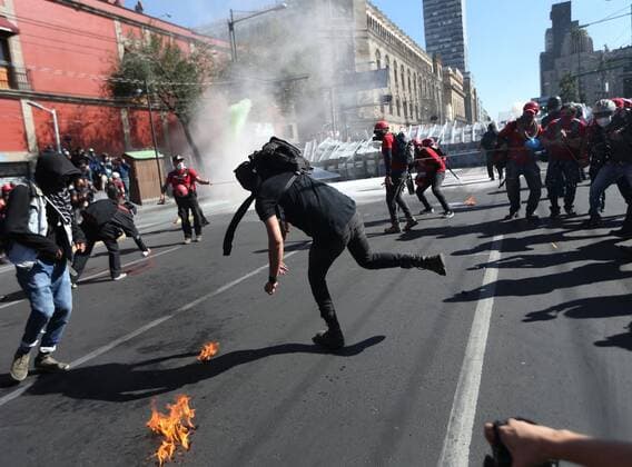 Demonstrators confront the police during a commemorative rally for the 52nd anniversary of the Tlatelolco massacre, near the Plaza de las Tres Culturas, in Tlatelolco, Mexico City, Mexico, 02 September 2020. A hundred demonstrators overshadowed this Friday the commemorative rally for the 52nd anniversary of the Tlatelolco massacre, which occurred on October 2, 1968 in the Plaza de las Tres Culturas de Tlatelolco. Clashes in commemorative rally for the Tlatelolco massacre !ACHTUNG: NUR REDAKTIONELLE NUTZUNG!  Copyright: xSashenkaxGutierrezx MEX8353 20201003-637372891970989714