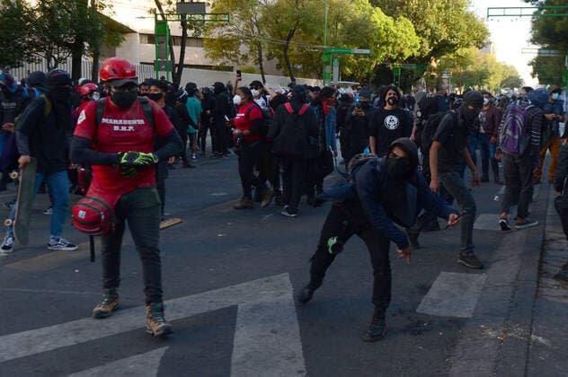 Mexico:52nd Anniversary of Massacre of Tlatelolco MEXICO CITY, MEXICO - OCTOBER 2: An Anarchist takes part during unrest to commemorate the 52th anniversary of the massacre of students in Tlatelolco. on October 2, 2020 in Mexico City, Mexico. On October 2, 1968 Students was killed while they were protesting against the Mexico s President Gustavo Diaz Ordaz at Plaza de las Tres Culturas **World Rights ** Mexico City Mexico Copyright: EyepixxGroup