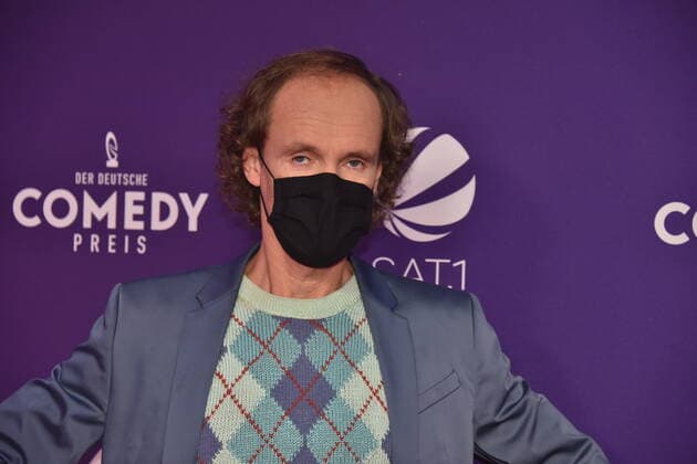 Olaf Schubert comes with a mask to the presentation of the German Comedy Award 2020
