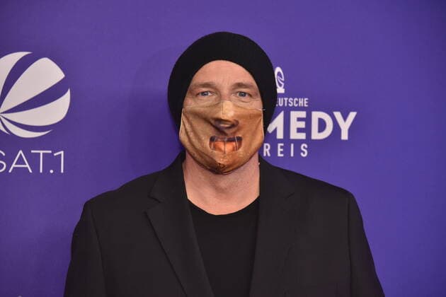 Torsten Sträter comes with a mask to the presentation of the German Comedy Award 2020