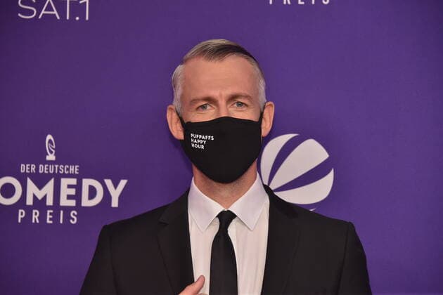 Sebastian Puffpaff comes with a mask to the presentation of the German Comedy Award 2020