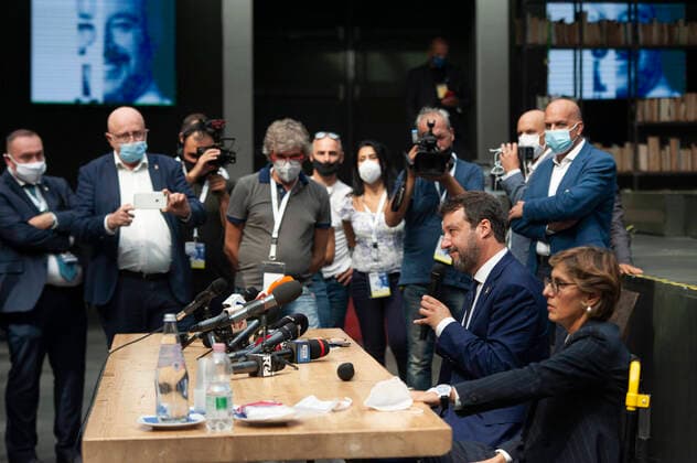 Bilder des Jahres 2020, News 10 Oktober News Themen der Woche KW40 October 3, 2020, Catania, Italy: Salvini seen with his lawyer, Giulia Bongiorno during the press release..League Party leader, Matteo Salvini appeared before the judge in Catania for the case related to immigrant™s allegedly illegal detention. According to the court™s decision a new hearing will be held on 20th November, with Prime Minister, Giuseppe Conte and Foreign Minister, Luigi Di Maio as witnesses. In the aftermath of the court™s decision Salvini, held a press release and met his supporters. Catania Italy - ZUMAs197 20201003_zaa_s197_037 Copyright: xValeriaxFerrarox