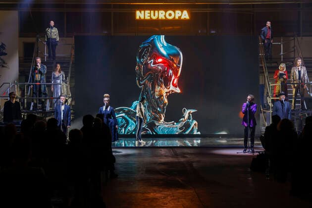 Bilder des Jahres 2020, Entertainment 10 Oktober Entertainment Themen der Woche KW40 Entertainment Bilder des Tages Uraufführung ANTIGONE NEUROPA DEU Brandenburg Cottbus Â Lausitz Festival 2020- Uraufführung ANTIGONE NEUROPA : In einem Crossover an einem ungewöhllichen Ort, zwischen Gegenwart und Klassik kreieren der polnisch-luxemburgische Performance-Künstler Filip Markiewicz und die Schauspieldirektorin des Staatstheaters Cottbus, Ruth Heynen, am Tag der Deutschen Einheit ein Event, das die deutsch-deutsche Beziehung als eine Begegnung mit Europa feiert. Das Event mit transkultureller Seele durchquert eine Vielfalt künstlicher Felder: Im dichten Austausch zwischen Bild und Sound, Theater, Tanz und Konzert, zwischen analog und virtuell entsteht ein multimediales, offenes Ganzes, das Markiewicz und Heynen mit dem Schauspielensemble des Staat