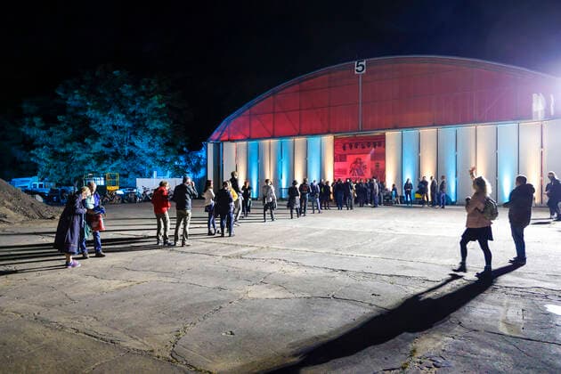 Entertainment Bilder des Tages Uraufführung ANTIGONE NEUROPA DEU Brandenburg Cottbus Â Lausitz Festival 2020- Uraufführung ANTIGONE NEUROPA : In einem Crossover an einem ungewöhllichen Ort, zwischen Gegenwart und Klassik kreieren der polnisch-luxemburgische Performance-Künstler Filip Markiewicz und die Schauspieldirektorin des Staatstheaters Cottbus, Ruth Heynen, am Tag der Deutschen Einheit ein Event, das die deutsch-deutsche Beziehung als eine Begegnung mit Europa feiert. Das Event mit transkultureller Seele durchquert eine Vielfalt künstlicher Felder: Im dichten Austausch zwischen Bild und Sound, Theater, Tanz und Konzert, zwischen analog und virtuell entsteht ein multimediales, offenes Ganzes, das Markiewicz und Heynen mit dem Schauspielensemble des Staat