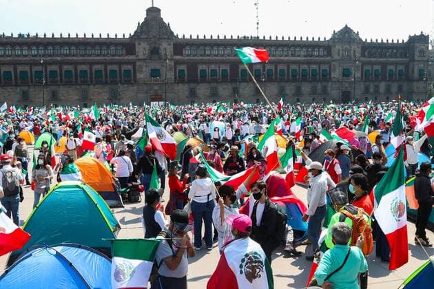 Opositors of Mexico President Andres Manuel Lopez Obrador shout slogans during a protest demanding his resignation at Zocalo square in Mexico City, Mexico, 03 October 2020. Protest against Mexican President Lopez Obrador !ACHTUNG: NUR REDAKTIONELLE NUTZUNG!  Copyright: xJOSExPAZOSxFABIANx MEX8455 20201003-637373633592316580