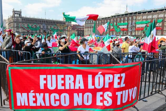 Opositors of Mexico President Andres Manuel Lopez Obrador shout slogans during a protest demanding his resignation at Zocalo square in Mexico City, Mexico, 03 October 2020. Protest against Mexican President Lopez Obrador !ACHTUNG: NUR REDAKTIONELLE NUTZUNG!  Copyright: xJOSExPAZOSxFABIANx MEX8447 20201003-637373634256406334