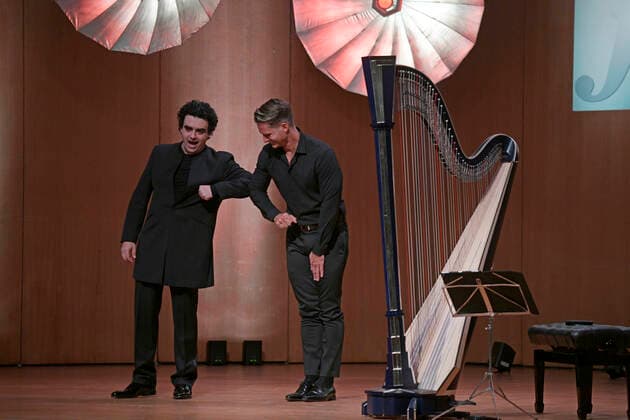 03 10 2020, Classic Festival Bad Wörishofen, Festival of Nations 2020 at the Kurhaus Bad Wörishofen in Allgäu, Gala concert with Rolando Villazon, tenor with Xavier de Maistre, on the harp Corona Greeting after the concert 03 10 2020, Classic Festival Bad Wörishofen 03 10 2020, Classic Festival Bad Wörishofen