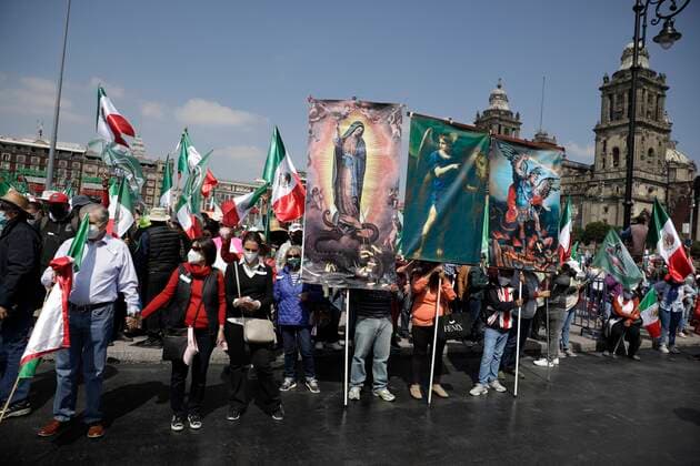 Mexico: FRENA demand resignation of Lopez Obrador MEXICO CITY, MEXICO - OCTOBER 3: A demonstrators from the National Anti-AMLO Front (FRENA) take part during a march to protest against the president of Mexico Andres Manuel Lopez Obrador, more than 100,000 people join at the march to demand the resignation of Lopez Obrador. Since September 21, tents were installed in the Zocalo demanding immediate resignation of Mexico s President. On October 3, 2020 in Mexico City, Mexico **World Rights ** Mexico City Mexico Copyright: MarianaxBae