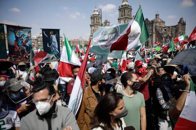 News Bilder des Tages Mexico: FRENA demand resignation of Lopez Obrador MEXICO CITY, MEXICO - OCTOBER 3: A demonstrators from the National Anti-AMLO Front (FRENA) take part during a march to protest against the president of Mexico Andres Manuel Lopez Obrador, more than 100,000 people join at the march to demand the resignation of Lopez Obrador. Since September 21, tents were installed in the Zocalo demanding immediate resignation of Mexico s President. On October 3, 2020 in Mexico City, Mexico **World Rights ** Mexico City Mexico Copyright: MarianaxBae