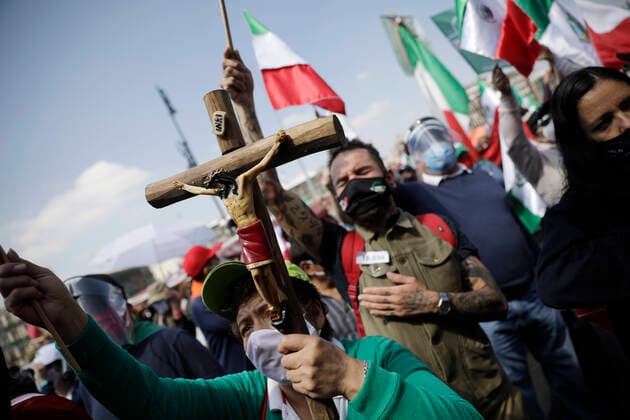 Mexico: FRENA demand resignation of Lopez Obrador MEXICO CITY, MEXICO - OCTOBER 3: A demonstrator from the National Anti-AMLO Front (FRENA) take part during a march to protest against the president of Mexico Andres Manuel Lopez Obrador, more than 100,000 people join at the march to demand the resignation of Lopez Obrador. Since September 21, tents were installed in the Zocalo demanding immediate resignation of Mexico s President. On October 3, 2020 in Mexico City, Mexico **World Rights ** Mexico City Mexico Copyright: MarianaxBae