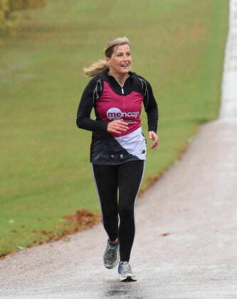 Bilder des Jahres 2020, Entertainment 10 Oktober Entertainment Themen der Woche KW40 . 04 10 2020. Windsor, United Kingdom. Countess of Wessex Takes part virtual London Marathon. Sophie The Countess of Wessex, Patron, Mencap, joins a member of Mencap s Learning Disability Running team for the first 1.5 miles of their virtual London Marathon:  xi-Imagesx IIM-21671-0039