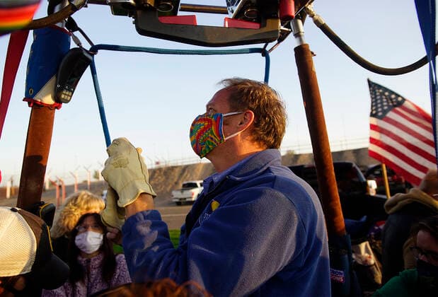 October 4, 2020, Albuquerque, NEW MEXICO, USA: 100420. Spirit Too pilot Craig Pendleton sports a ballon mask while making the final preparations to fly during the 2nd day of the Balloon Fall Fest .Photographed on Sunday October 4, 2020. Adolphe Pierre-LouisJournal Albuquerque USA - ZUMAab1_ 20201004_zaf_ab1_001 Copyright: xAlbuquerquexJournalx