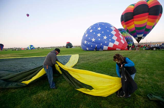 October 4, 2020, Albuquerque, NEW MEXICO, USA: 100420. Lifting Spirits crew members Paul Carper, left and Emily Favero fold the balloon envelope during the 2nd day of the Balloon Fall Fest .Photographed on Sunday October 4, 2020. Adolphe Pierre-LouisJournal Albuquerque USA - ZUMAab1_ 20201004_zaf_ab1_004 Copyright: xAlbuquerquexJournalx