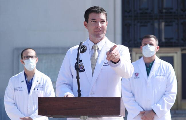 Bilder des Jahres 2020, News 10 Oktober News Themen der Woche KW40 News Bilder des Tages President Trump s physician Dr. Sean Conley gives an update on the condition of the president at the Walter Reed National Military Medical Center in Bethesda, Maryland on Sunday October 4, 2020. The president is at Walter Reed for treatment following a positive test for coronavirus COVID-19 on October 2nd.  WAXP2020100401 MICHAELxREYNOLDS