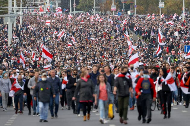 Bilder des Jahres 2020, News 10 Oktober News Themen der Woche KW40 News Bilder des Tages MINSK, BELARUS - OCTOBER 4, 2020: Belarusian opposition supporters take part in a protest event demanding freedom for political prisoners. Mass protests against the presidential election results have been erupting in Minsk and other Belarusian cities since 9 August. The Belarusian opposition does not recognise the election results provided by the Belarusian Central Election Commission stating that incumbent president Alexander Lukashenko won the election with 80.1% of the votes, with Svetlana Tikhanovskaya securing 10.12%. The opposition encourages Belarusian citizens to continue staging protests, while the Belarusian authorities urge people to stop unsanctioned rallies. Stringer TASS  TS0E9BC9