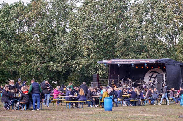 400 visitors were allowed and present at the biggest concert during Corona in South Hesse 04 10 2020 Kerwekonzert am Steinrodsee