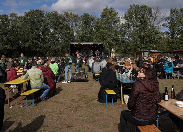 400 visitors enjoy the concert of the band Pfund 04 10 2020 Kerwekonzert am Steinrodsee