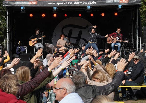 400 visitors enjoy the concert of the band Pfund 04 10 2020 Kerwekonzert am Steinrodsee