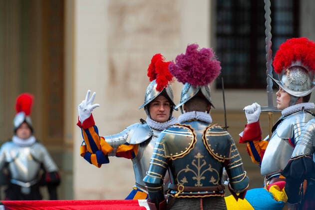 NO FRANCE - NO SWITZERLAND: October 4, 2020 : A Vatican Swiss Guard recruit swears in during a ceremony at the San Damaso courtyard at the Vatican.  Copyright: x MASSIMILIANOxMIGLIORATO CPPx x xCatholicxPressxPhotox