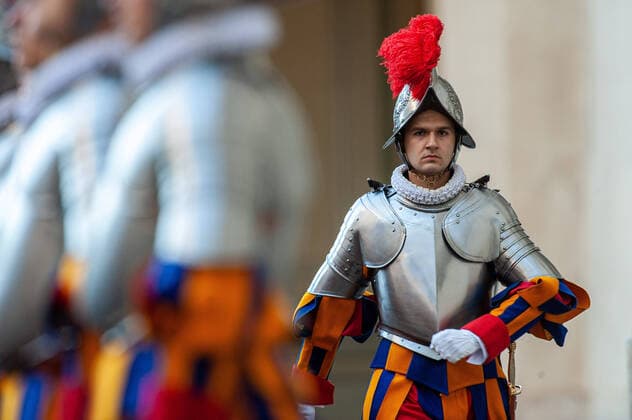 NO FRANCE - NO SWITZERLAND: October 4, 2020 : A Vatican Swiss Guard recruit swears in during a ceremony at the San Damaso courtyard at the Vatican.  Copyright: x MASSIMILIANOxMIGLIORATO CPPx x xCatholicxPressxPhotox