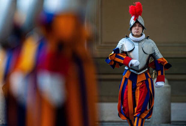 NO FRANCE - NO SWITZERLAND: October 4, 2020 : A Vatican Swiss Guard recruit swears in during a ceremony at the San Damaso courtyard at the Vatican.  Copyright: x MASSIMILIANOxMIGLIORATO CPPx x xCatholicxPressxPhotox
