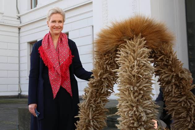 News Bilder des Tages Die Ministerpräsidentin des Landes Mecklenburg Vorpommern Manuela Schwesig würdigt am Sonntag (04.10.2020) in Schwerin vor der örtlichen Staatskanzlei die die Leistungen der Bauern im Land. Dabei steht sie neben der traditionellen Erntekrone. Die Krone wurde von den Landfrauen aus Satow (Lank. Rostock) in rund 200 Stunden mühevoller Handarbeit geschaffen und hat ein Gewicht von etwa 50 kg. Im Verlauf des Vormittags wurde sie nun im Beisein von Vertretern aus Politik, Landwirtschaft, Kirche und Gesellschaft vom historischen Dom zum Sitz der Regierungschefin gefahren. In der Landeshautstadt fand am Vormittag der Erntedanktag statt. Eigentlich sollte es in Dobbertin ein Landeserntefest geben. Doch wegen der Corona-Krise musste dieses jedoc