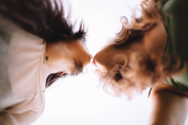 Low angle view of lesbian couple standing face to face about to kiss CR_DMBE200923-468604-01 ,model released, Symbolfoto
