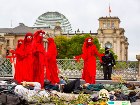 Bilder des Jahres 2020, News 10 Oktober News Themen der Woche KW41 News Bilder des Tages Die Protestaktion Zug der Toten Bäume von Extinction Rebellion ist der Auftakt der Aktionswoche - Die Aktion zieht vom Bundesministerium für Landwirtschaft zum Invalidenpark und soll darauf aufmerksam machen das Wälder wichtig sind und industrielle Landwirtschaft nicht gut ist für die Umwelt. XR-Aktivisten in roten Gewändern gehen durch die liegenden Teilnehmern. auf der Marschalbrücke und drücken mit ihren Händen MItleid aus für die liegenden welche das Baum sterben symbolisieren sollen. Berlin Berlin Germany *** The protest action Train of Dead Trees of Extinction Rebellion is the kick-off of the action week The action moves from the Federal Ministry of Agriculture to the Invalidenpark and is supposed to draw attention to