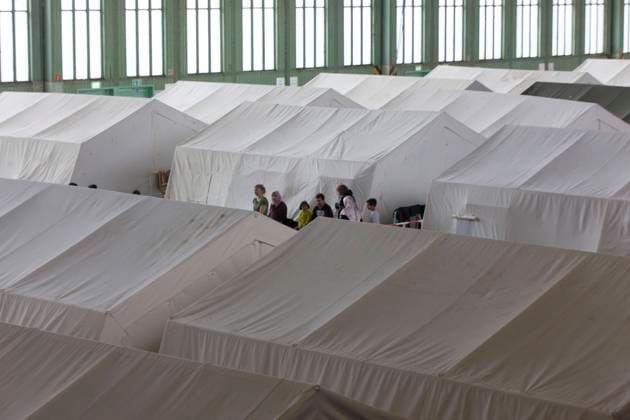 Notunterkunft fuer Fluechtlinge im ehemaligen Flughafen Tempelhof Zelte als Notunterkuenfte fuer Fluechtlinge am 09.12.2015 in einem ehemaligen Hangar des Flughafen Tempelhof. Der Flughafen Tempelhof dient der Stadt Berlin als Notunterkunft fuer Fluechtlinge. Berlin Berlin Deutschland *** Emergency accommodation for refugees in the former Tempelhof Airport Tents as emergency accommodation for refugees on 09 12 2015 in a former hangar of Tempelhof Airport Tempelhof Airport serves the city of Berlin as emergency accommodation for refugees Berlin Berlin Germany