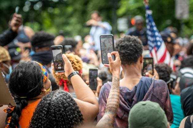 IMAGO Creative, Mainstream-Aktivismus Protesters filming the Black Lives Matter Protest in front of the White House in DC Washington DC USA Copyright: xEdwinxRemsbergx ERE-remsberg_20060520683