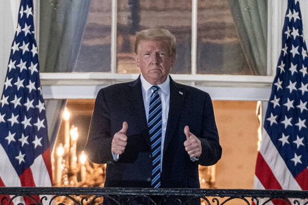 Donald Trump, 75. Geburtstag am 14. Juni Bilder des Jahres 2020, News 10 Oktober News Themen der Woche KW41 News Bilder des Tages President Donald J. Trump returns to the Truman Balcony of the White House after several days at Walter Reed National Military Medical Center for treatment of COVID-19, in Washington, DC on Monday, October 5, 2020.  WAXP20201005175 KENxCEDENO