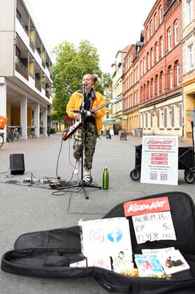 Kiddo Kat plays a street concert as part of her Street Gig Tour during the Corona Pandemic at Limmerstraße Hannover, 05 10 2020 Foto:xC.xNiehausx xFuturexImage