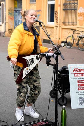 Kiddo Kat plays a street concert as part of her Street Gig Tour during the Corona Pandemic at Limmerstraße Hannover, 05 10 2020 Foto:xC.xNiehausx xFuturexImage