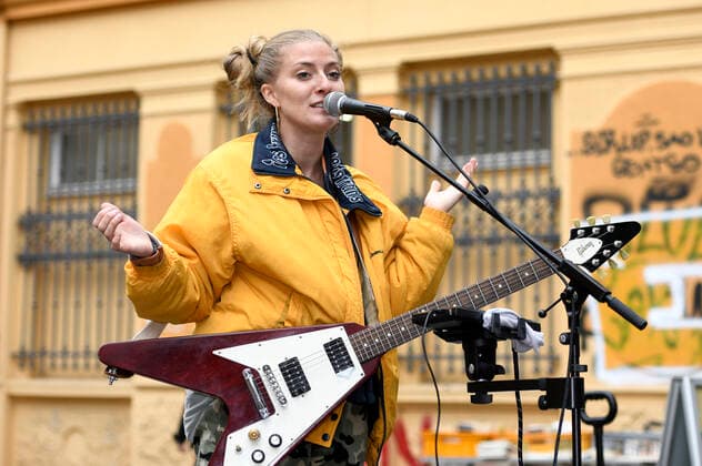 Kiddo Kat plays a street concert as part of her Street Gig Tour during the Corona Pandemic at Limmerstraße Hannover, 05 10 2020 Foto:xC.xNiehausx xFuturexImage